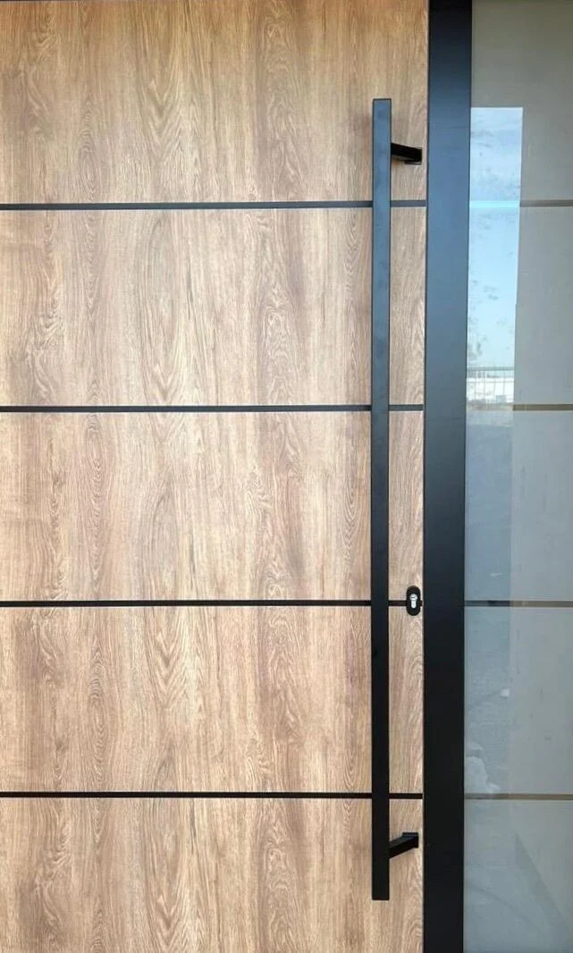 Moderne houten deur met zwart metalen frame en glazen paneel naast onafgebouwde muren