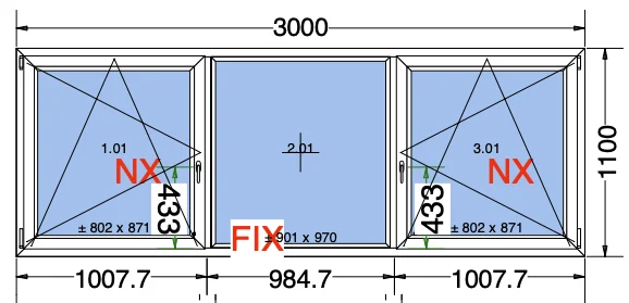 Close-up van een witte kunststof raamkozijn met geopend raam en zicht op een groene tuin buiten